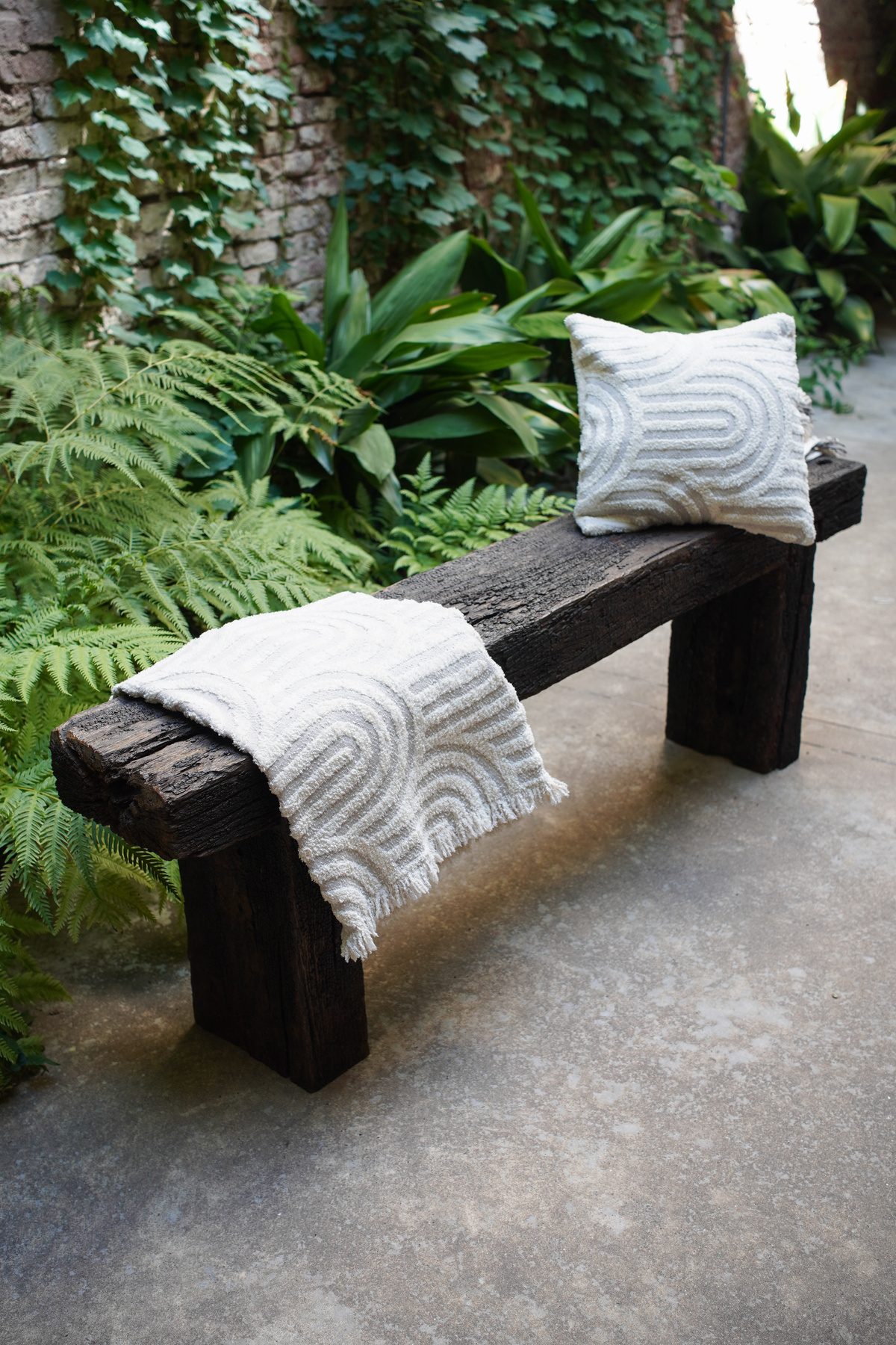Banco Lanin patio